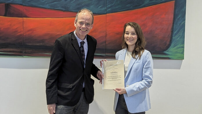 Prodekan Prof. Dr. Roy Lancaster übergab die Auszeichnung für den Calogero-Pagliarello-Forschungspreis an Dr. Julia Zimmermann. (Foto: Helena Simon / Dekanat der Medizinischen Fakultät)